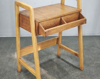 Halverwege de eeuw eikenhouten bijzettafel met opberglade, Tsjechische modernistische standaard jaren 60