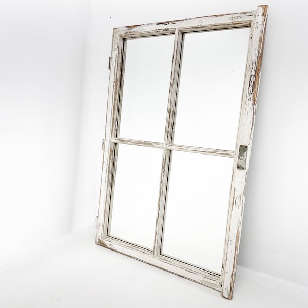 Fenêtre en bois vintage transformée en miroir