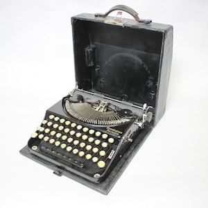 Restored Typewriter/ Remington Portable, USA, 1910s/Vintage Typewriter/Art Deco/ black color/