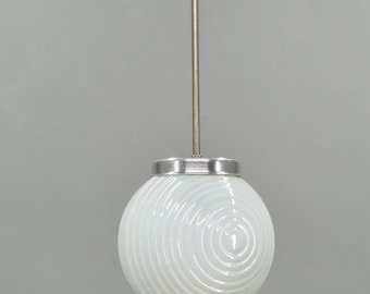 Lampadario vintage ceco a forma di globo opalino in vetro scanalato, stile Space Age
