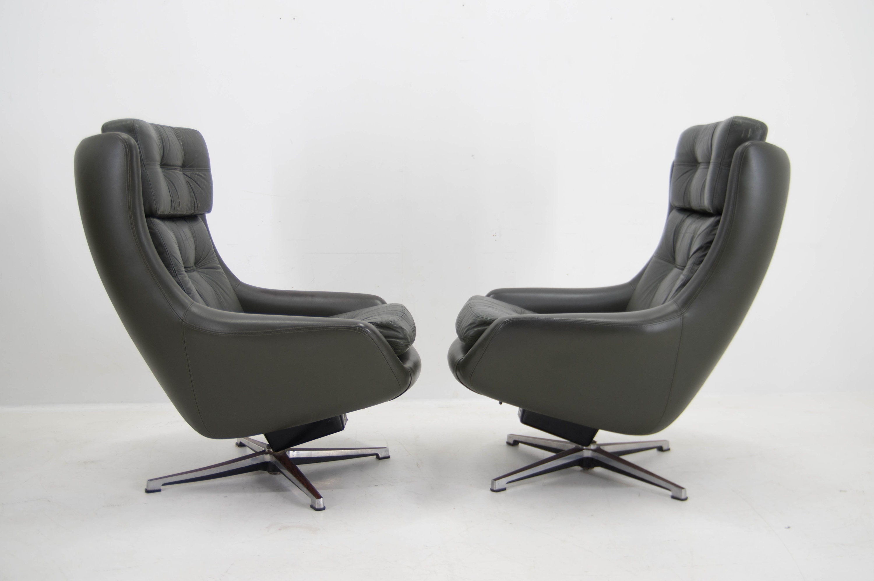 Set of Two Midcentury Swivel Rocking Leather Armchairs, Peem