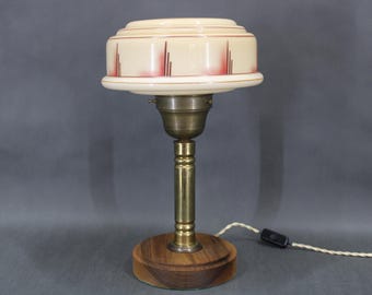 1940年代に復元された真鍮製テーブルランプ（木製ベースとガラス