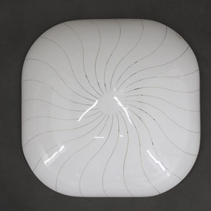 Puede incluir: Luminaria de techo blanca con un diseño de espiral.