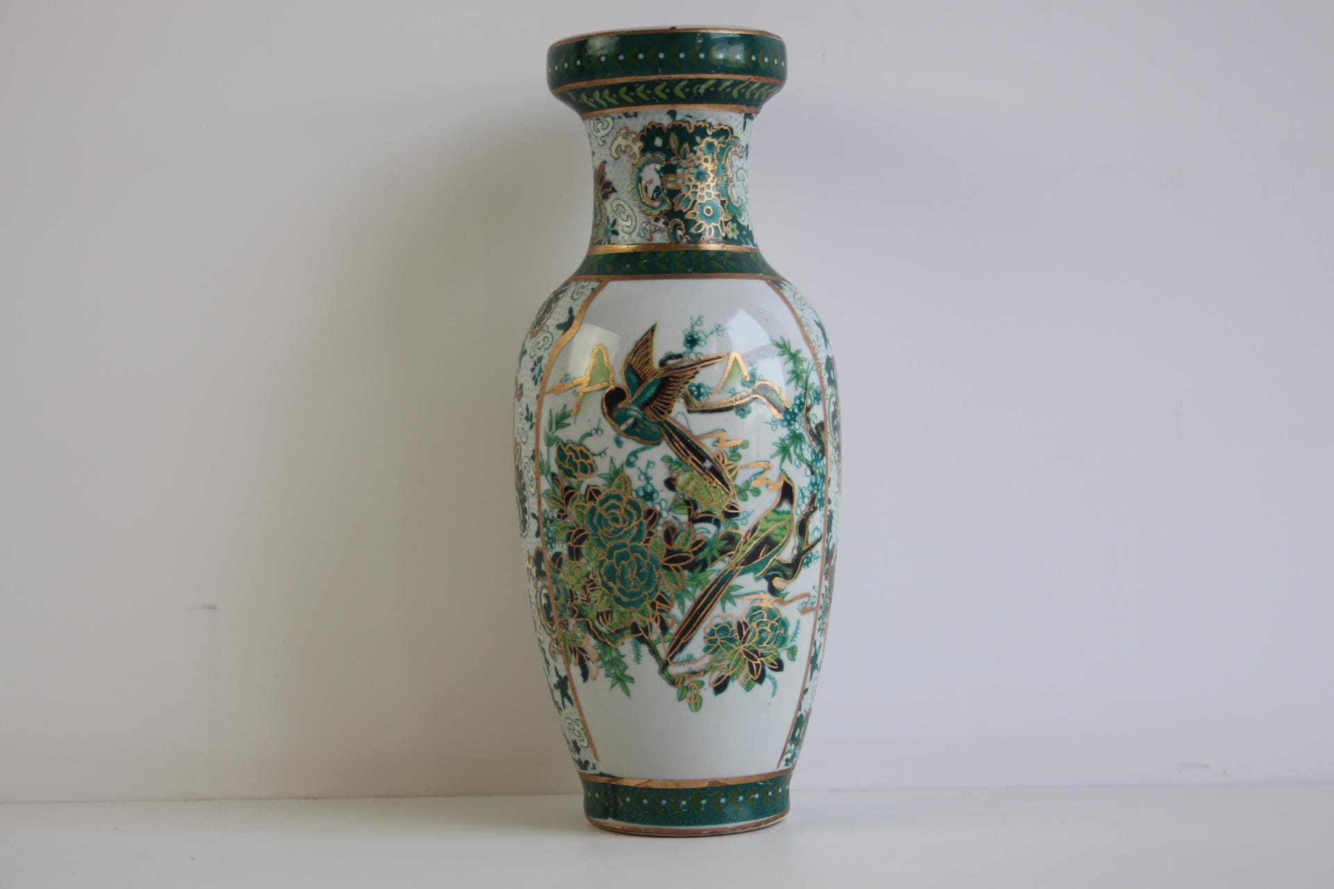 鳥と花のデザインが施されたヴィンテージの中国製磁器の花瓶 - 「Made