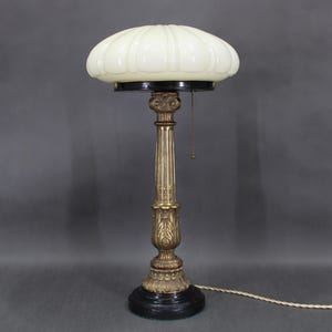 1940s restaurierte Messing Tischlampe mit Holzfuß und Glasschirm / Vintage Leuchte / Mid Century /