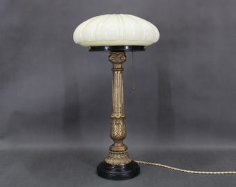 Lampada da tavolo in ottone restaurata degli anni '40 con base in legno e paralume in vetro / Luce vintage / Metà secolo /
