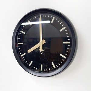 Horloge murale en plastique et verre des années 1990 par Pragotron, Tchécoslovaquie / horloge ronde / horloge murale vintage