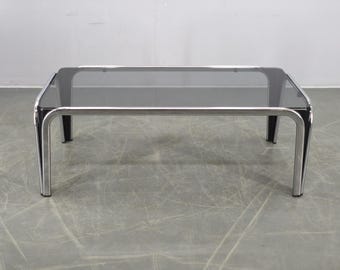 Mesa de centro italiana cromada com tampo de vidro fumê, estilo modernista vintage dos anos 1970.
