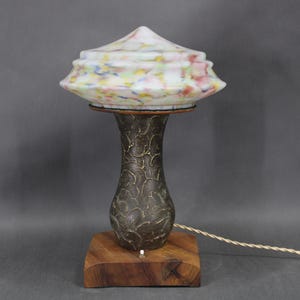 1940s restaurierte Messing Tischlampe mit Holzfuß und Glasschirm / Vintage Leuchte / Mid Century /