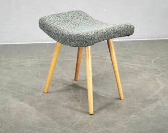 Tapicerowany taboret w stylu Mid Century Modern z czeską tkaniną boucle i drewnem bukowym, pufa z lat 60. XX wieku