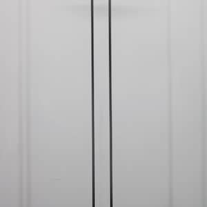 Può includere: Una lampada da terra nera con un paralume blu curvo. La lampada ha un design semplice con una base rotonda e due pali verticali.