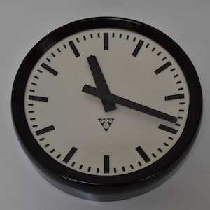 Bakelite Industrial Wall Clock by Pragotron,1960&#39;s / Vintage Clock / Round Wall Clock