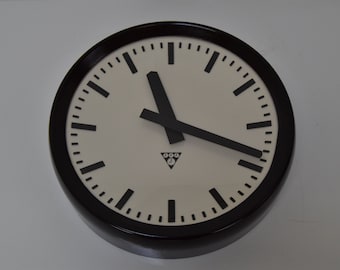 Vintage Pragotron Bakelit Wanduhr, 1960er Jahre Industriedesign