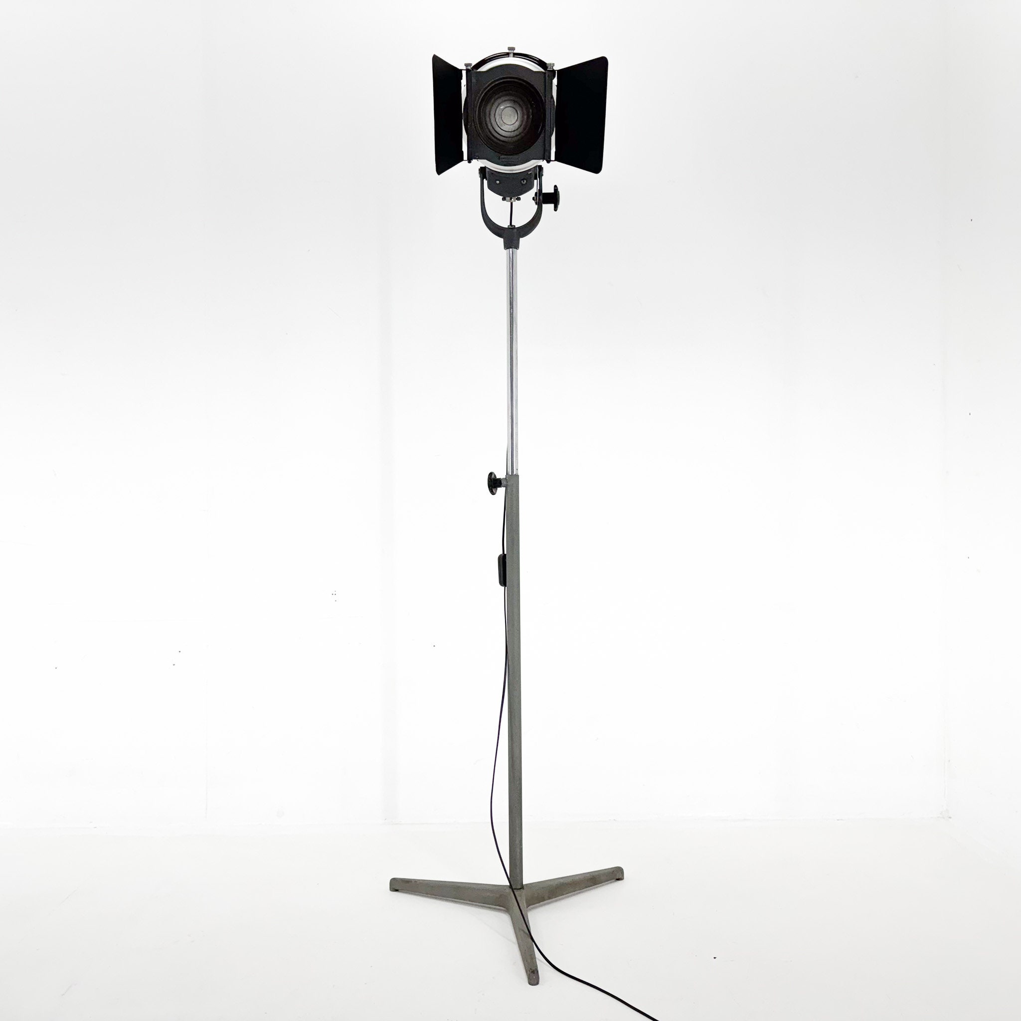 Lampada Da Terra Treppiede Hollywood Spotlight - Proiettore Stile Industriale Per Cinema E Studio, Ottone Antico