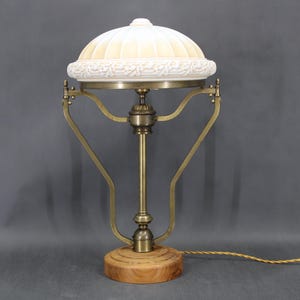 1930s Restaurierte Messing Tischlampe mit Holzfuß und Glasschirm / Vintage Leuchte / Mid Century /