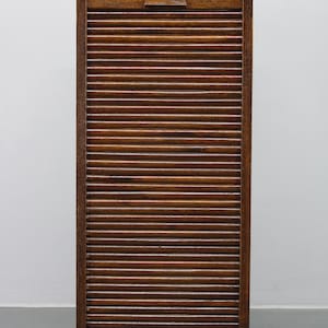 Gabinete de oficina de madera con tambor de los años 50
