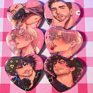 Op de afbeelding: Zes hartvormige buttons met anime-stijl illustraties van mannen met verschillende haarkleuren en gezichtsuitdrukkingen. De buttons hebben een holografische afwerking met kleine hartjes- en cirkelpatronen over de ontwerpen heen.