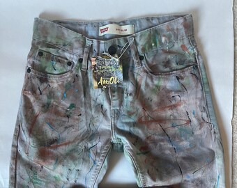 Hand-painted upcycling jeans pants from Levi's in a new look.