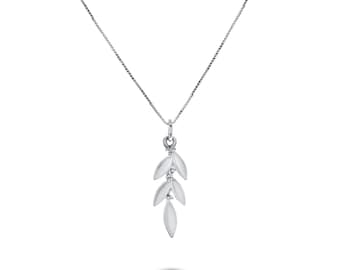 Collar de plata con rama de olivo