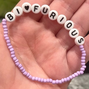 Bi Furious PRIDE • Pulseira com letras inspiradas na bandeira bissexual