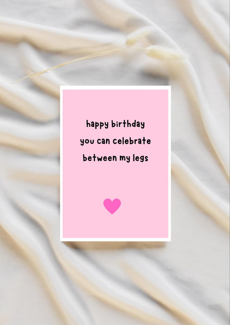 Puede incluir: Tarjeta rosa con el texto "feliz cumplea&ntilde;os puedes celebrar entre mis piernas" y un coraz&oacute;n rosa.