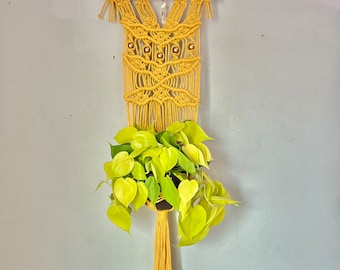 Colgador de plantas de pared de macramé amarillo con atrapasueños