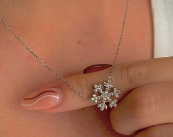 925 Silber Halskette mit Schneeflocken Anhänger | zarte Kette für den Winter | Weihnachtsgeschenk für Frauen