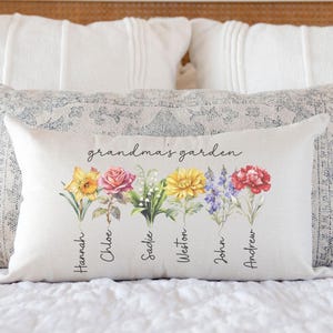 Personalisiertes Geburtsblumen-Lendenkissen speziell für Omas Gartenkissenbezug von Enkelkindern Geschenk für Nana Muttertagsgeschenk für Mama von Kindern