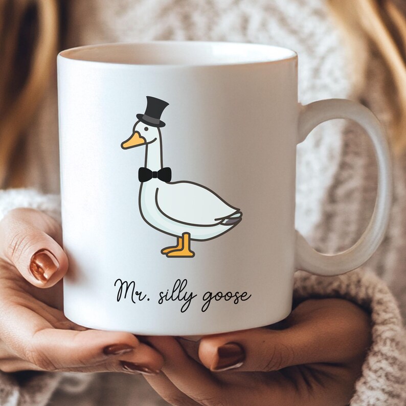 Personalized Silly Goose couple mugs, funny Mr and Mrs wedding gift, custom coffee cups for newlyweds and goose lovers, playful drinkware set. Personalized silly goose coffee mugs, a playful couple’s gift perfect for weddings, anniversaries, or newly weds