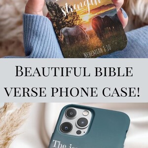 Op de afbeelding: Een tealblauwe telefoonhoes met een zonsondergangsc&egrave;ne en de tekst "The joy of the Lord is my strength" en "Nehemiah 8:10".