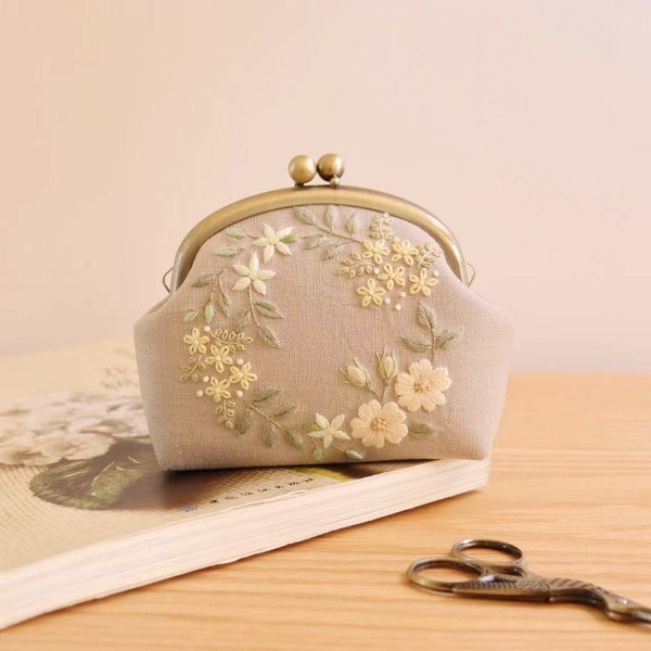 Hand embroidered floral coin purse Small wallets coin pouch Kisslock change purse Fabric makeup bag Small clutch Fabric cosmetic purse