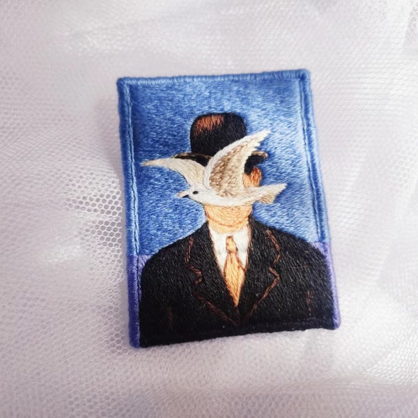 Rene Magritte Homme dans un chapeau melon peinture broderie Broches brodées à la main Broche à la main Art célèbre broderie à la main Broche en tissu