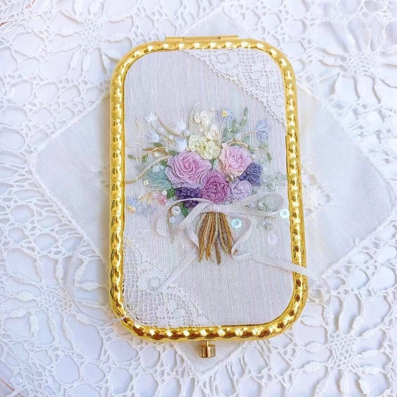 Hand embroidered pocket mirro Vintage style fabric compact Floral embroidery compact mirror Makeup mirror Hand mirror Vintage linen compact