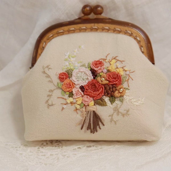 Sac à main fermoir floral brodé à la main pour cartes d'argent bijoux Pochettes de maquillage Portefeuille Kisslock Petite pochette Porte-monnaie en tissu Cadeau pour elle