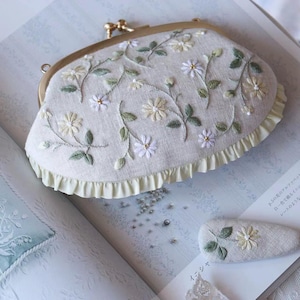 Hand embroidered floral coin purse set Fabric makeup bags Small Storage bags with lace trim Handmade handbags Personalized souvenirs favours