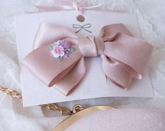 Pince à cheveux florale brodée à la main Pince à cheveux en tissu faite main Pince à cheveux style frais Accessoires pour cheveux Pince à cheveux style noeud Cadeau pour elle