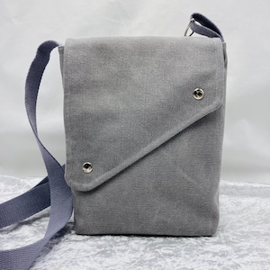 Sacoche homme grise en toile de coton épaisse. Originale intemporelle et unique.