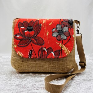 Sac bandoulière en toile de jute et rabat fleuri. Original et unique