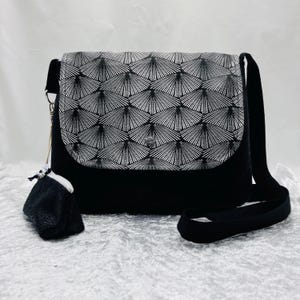 Sac bandoulière noir et rabat ginkgo argenté et sa pochette à clés. Original intemporel et unique