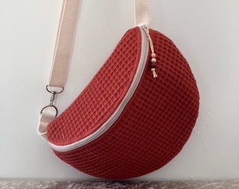 Sac banane tout rond en nid d’abeille terracotta.  Original minimaliste tendance et unique