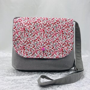 Sac bandoulière gris et rose en toile de coton épaisse. Léger original et unique.