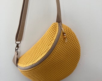 Sac banane tout rond en nid d’abeille moutarde. Original minimaliste tendance et unique