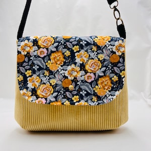 Sac bandoulière en velours jaune et rabat fleuri. Original lumineux et unique