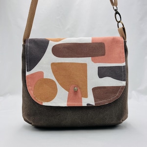 Sac Bandoulière marron en toile de coton épaisse et rabat géométrique. Léger original et unique