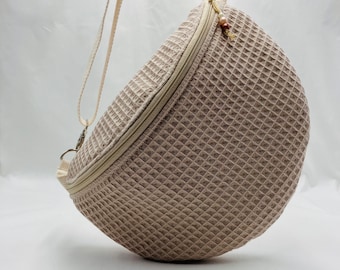 Sac banane en nid d’abeille beige. Banane toute ronde épurée originale tendance et unique