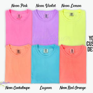 Puede incluir: Seis camisetas dobladas en colores ne&oacute;n vibrantes: rosa, violeta, lim&oacute;n, mel&oacute;n, laguna y rojo-naranja. Las camisetas est&aacute;n dispuestas en dos filas de tres, con el texto "YOUR CUSTOM DESIGN" en la esquina superior derecha.