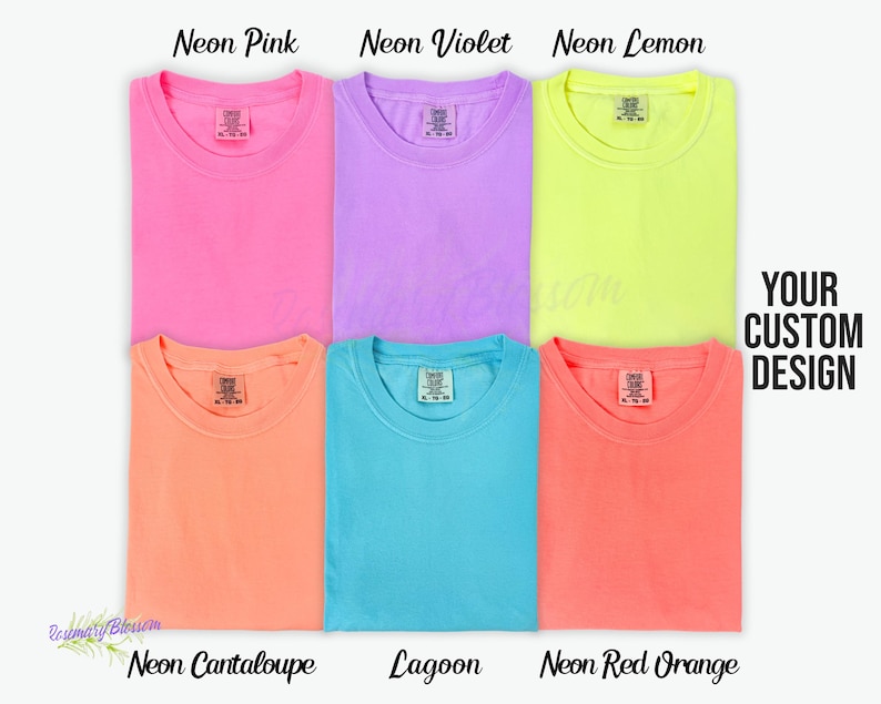 Puede incluir: Seis camisetas dobladas en colores ne&oacute;n vibrantes: rosa, violeta, lim&oacute;n, mel&oacute;n, laguna y rojo-naranja. Las camisetas est&aacute;n dispuestas en dos filas de tres, con el texto "YOUR CUSTOM DESIGN" en la esquina superior derecha.