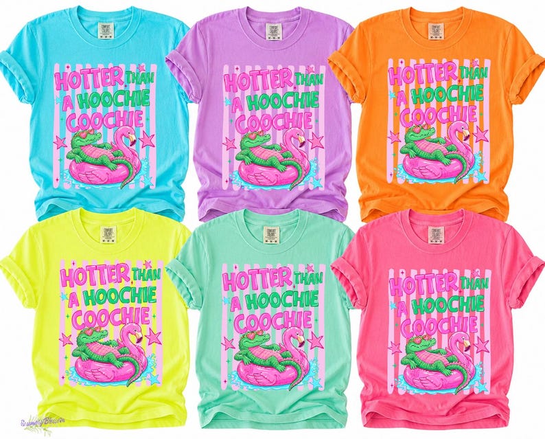 Puede incluir: Seis camisetas coloridas con la frase "HOTTER THAN A HOOCHIE COOCHIE". El dise&ntilde;o muestra un caim&aacute;n verde sobre un flamenco rosa. Las camisetas est&aacute;n disponibles en azul, morado, naranja, amarillo, verde y rosa.