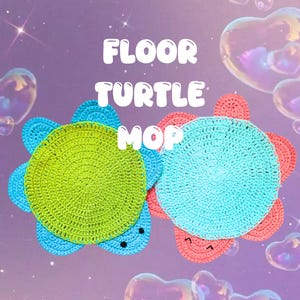 Puede incluir: Dos fregonas de suelo con forma de tortuga de ganchillo. Una es verde con detalles azules, la otra es azul claro con detalles coral. Las fregonas tienen un diseño de cara sonriente. El texto "FLOOR TURTLE MOP" se muestra en blanco.