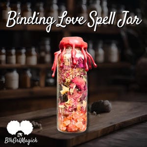 Może przedstawiać: Szklany słoik wypełniony suszonymi kwiatami i czerwonymi kryształami, zaklejony czerwoną woskowiną. Słoik jest oznaczony etykietą "Binding Love Spell Jar".